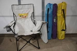 lot 300 image: folding camp chairs
