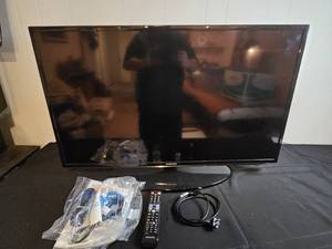 lot 148 image: Samsung UN40EH5300F 40-Inch LED TV with Remote and Cables