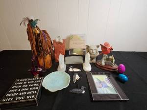 lot 162 image: Assorted Collectible Home Decor Lot