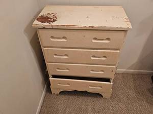 lot 173 image: Vintage Wooden 4-Drawer Dresser