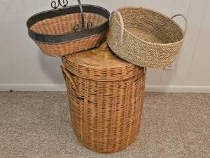 lot 179 image: Set of 3 Decorative Woven Baskets with Handles