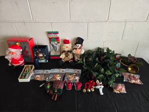 lot 45 image: Assorted Christmas Decorations Lot