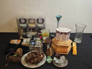 lot 204 image: Assorted Home Decor and Collectibles Lot