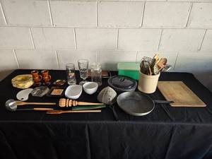 lot 354 image: Assorted Kitchenware and Utensils Lot