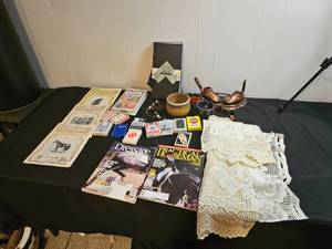 lot 215 image: Assorted Vintage Collectibles and Magazines Lot