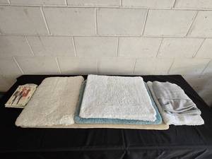 lot 412 image: Assorted Bath Mats and Towels Lot