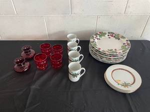 lot 30 image: Vintage Holiday and Floral Dinnerware Set