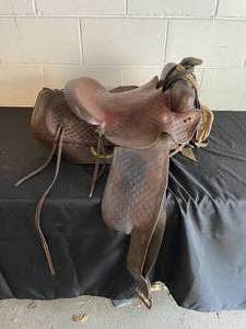 lot 1 image: Vintage Leather Western Saddle