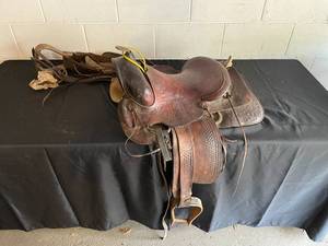 lot 2 image: Vintage Tooled Leather Western Saddle
