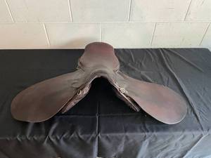 lot 3 image: Vintage Leather Horse Saddle