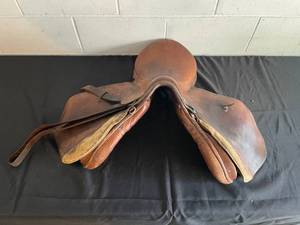 lot 4 image: Vintage Leather Horse Saddle
