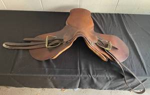 lot 5 image: Vintage Brown Leather Horse Saddle