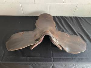 lot 6 image: Vintage Leather Horse Saddle