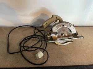 lot 253 image: Vintage Black & Decker 6-12 Utility Saw - untested