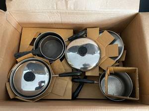 lot 263 image: Cookware Set