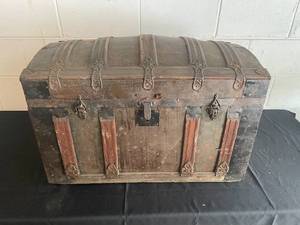 lot 267 image: Vintage Steamer Trunk with Decorative Interior and Contents