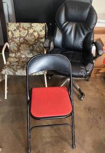 lot 269 image: Lot of 3 Chairs - Black Folding Chair, Black Office Chair, Floral Print Chair