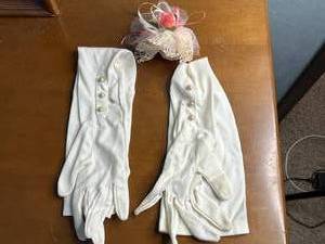 lot 355A image: Vintage White Womens Gloves with Decorative Accessories