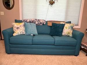 lot 92 image: La-Z-Boy Teal Sleeper Sofa with Cushions