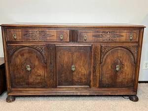 lot 97 image: Vintage Wooden Sideboard Cabinet with Ornate Detailing