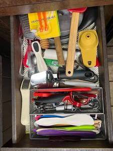 lot 114 image: Lot of Various Kitchen Utensils
