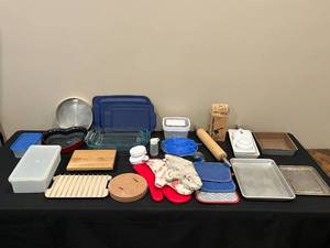 lot 122 image: Assorted Kitchen Items and Bakeware Lot