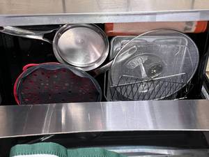 lot 133 image: Assorted Kitchen Cookware and Accessories
