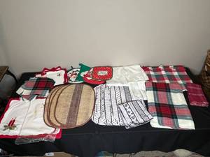 lot 294 image: Assorted Placemats, Napkins, and Pot Holders Lot