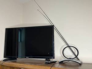 lot 313 image: Toshiba 32-inch LED TV with Jensen TV  - untested
