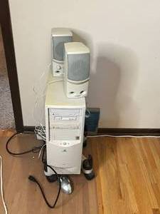 lot 322 image: Gateway Desktop Computer with Cambridge SoundWorks Speakers