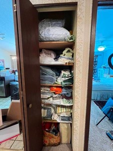 lot 327 image: Lot of Assorted Linens, Towels, and Bedding SZ FullQueen