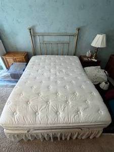 lot 328 image: Sleep Number i8 Innovation Series Mattress with Brass Tone Bed Frame