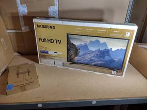 lot 61A image: Samsung 40 Full Smart HD TV 5 series N5200 Model UN40N5200AF with Perlesmith Table-Top TV Stand PSTVS15