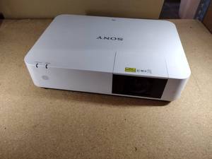 lot 30A image: Sony VPL-PHZ10 5000-Lumen WUXGA Projector with remote