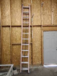 lot 195 image: Werner 24 foot Extension Ladder 300 LB capacity