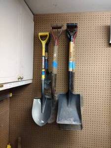 lot 211 image: (7) Shovels Taper Mouth, Square Mouth, Round Point, Mini digging