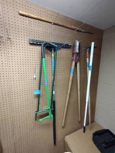 lot 213 image: Ames dandelion Weeder, Stand-up weeder, Post hole digger, Hoe, Shrub Rake and one other