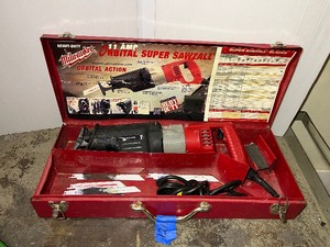 lot 121A image: Milwaukee 11amp orbital super Sawzall, corded, in case. Catalog # 5521-21