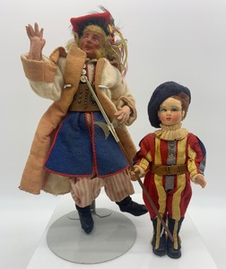 lot 64 image: Vintage MAGIS ROMA Felt Pontifical Swiss Guard Vatican Doll and Polish Felt Fold Art Doll - ITALY