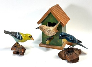 lot 142 image: Trio of Hand Crafted PAINTED WOODEN BIRDS and Birdhouse