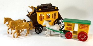 lot 147 image: Pair of VINTAGE PLASTIC Horse and Carriage Toys including WYANDOTTE