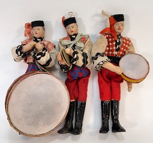 lot 18 image: Vintage Russian Band Trio Dolls with Wire Frame