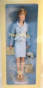 lot 19 image: FRANKLIN MINT - Princess DIANA - Portrait Doll With Box