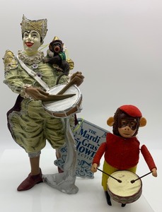 lot 88 image: Vintage SCHUCO German Tin Windup Drummer Monkey with a Mardi Gras ENESCO Figurine