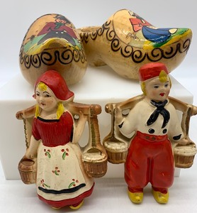 lot 115 image: Vintage YAMAKA Chalkware Dutch Children Wall Hangers with Vintage Wooden Clogs