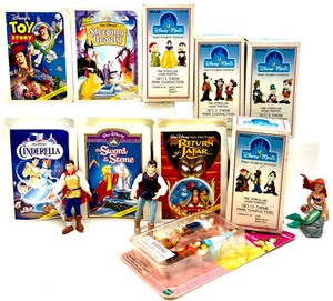 lot 264 image: Mixed Lot of WALT DISNEY Miniature Figures - QTY 13