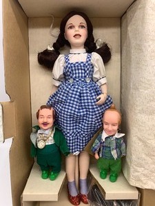 lot 97 image: VINTAGE Franklin Mint Judy Garland Dorothy Doll with Toto MIB (Bonus Munchkins)