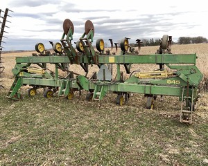 lot 66 image: John Deere 845 Row Crop Cultivator - 12 row