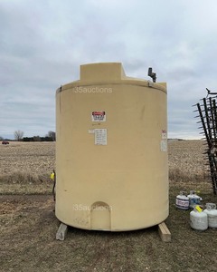 lot 83 image: 2,500 Gallon Poly Tank