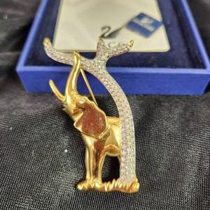 lot 55 image: Swarovski Members Elephant Pin Brooch SCS Swan Logo Original Box